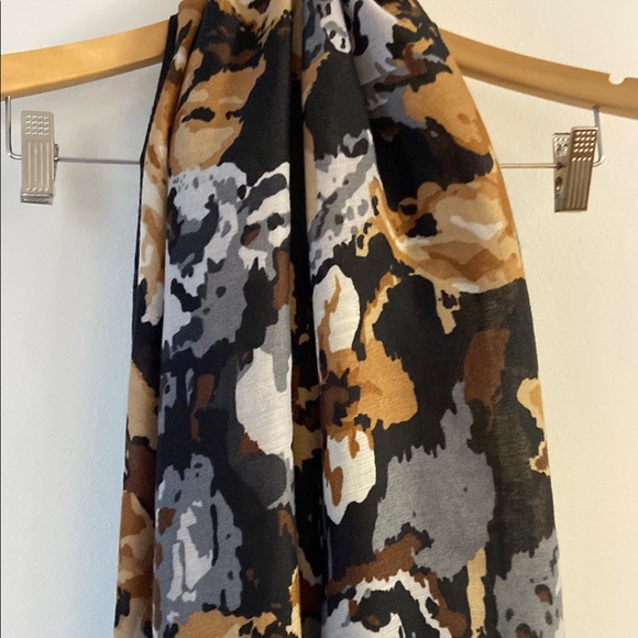 NEW Floral Patterned Lightweight Scarf with Tassels 72” x 24” - Picture 2 of 4